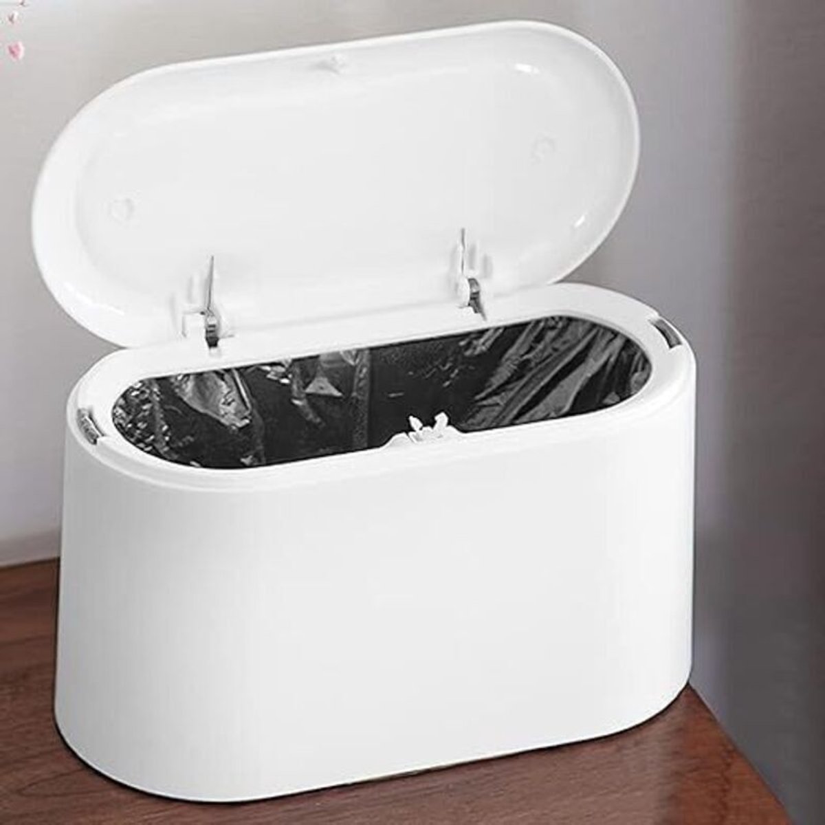 Klein wit prullenbakje geschikt voor op het bureaugeschikt voor een dekselgeschikt voor drukknop; mini wit plastic prullenbakje geschikt voor op het bureau; draagbaar keukenprullenbakje; geschikt voor kaptafels, slaapkamers en aanrechtbladen.