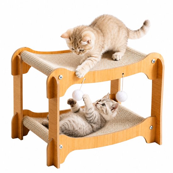 Tweelaags kattenhuis van bamboe met beige manden en hangende pompons. Twee kittens spelen met elkaar.