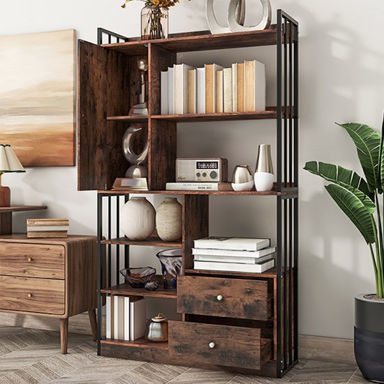 Bruine boekenkast met open vakken, lades en een deurtje, gevuld met decoratie.
