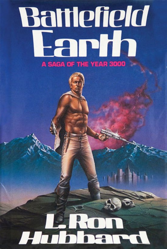 Boekomslag van 'Battlefield Earth' met een gespierde man in een cape en strakke broek, die een futuristisch wapen vasthoudt.