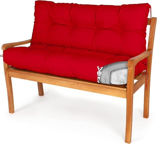 Rood tuinkussen op een houten bankje met een open rits die de witte vulling onthult.