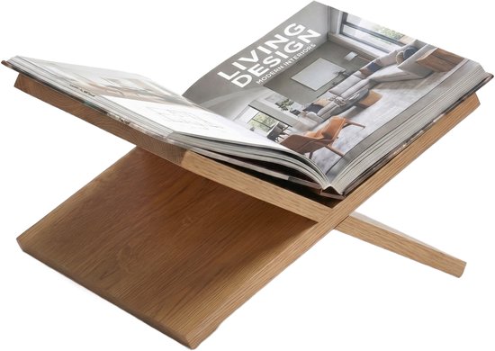 Boekenstandaard in eikenlook met een open boek dat 'Living Design' toont.