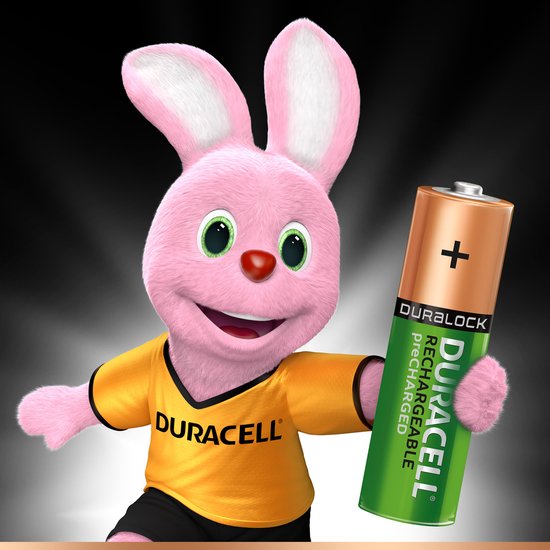 Roze Duracell konijn met gele T-shirt, houdt een groene Duracell AA batterij vast.