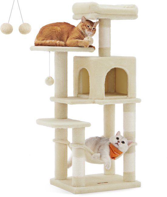 Een oranje kat zit op de bovenste plank van een crèmekleurige kattenboom, terwijl een witte kat in de hangmat ligt.