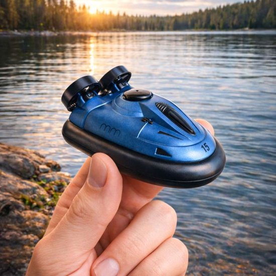 Donkerblauwe mini RC hovercraft in een hand, met twee propellers en nummer 15.
