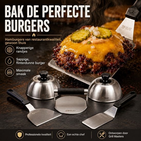 Een hamburger met gesmolten kaas en augurken op een spatel, met een burgerpers en twee deksels op een grill.