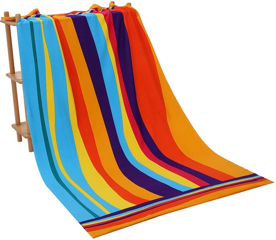 Strandlaken met heldere, verticale strepen in oranje, geel, blauw en paars. Met een gekleurde rand.