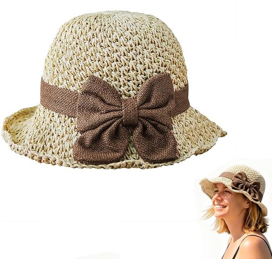 Beige rieten hoed met een bruine strik, tegen een witte achtergrond.