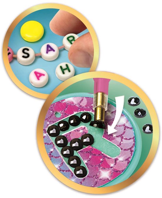 Close-up van het maken van sieraden met kralen en letters, en het aanbrengen van strass-steentjes met een pen.