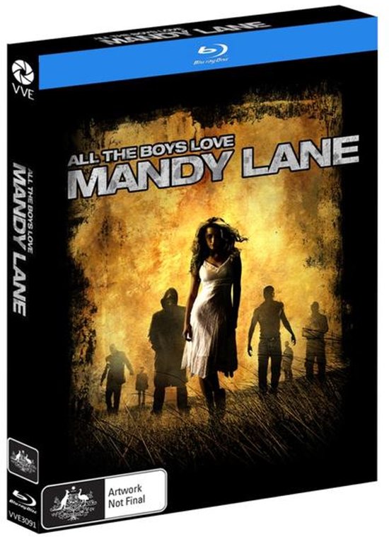 Blu-ray hoes: "All The Boys Love Mandy Lane" met een vrouw in wit in het midden, omringd door schaduwfiguren.