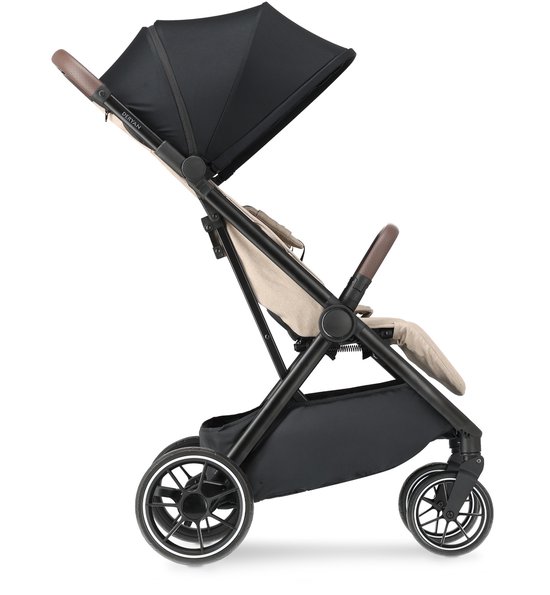 Lichtgewicht buggy in nougatkleur met zwarte kap en bruine handgrepen.