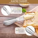 Een zilverkleurig botermesje met een rond handvat en een plat mes, dat boter smeert op toast.