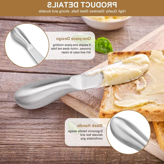 Een zilverkleurig botermesje met een rond handvat en een plat mes, dat boter smeert op toast.