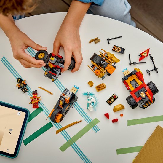 Kinderhanden bouwen aan LEGO Ninjago voertuigen, met rode buggy, motor en figuren.