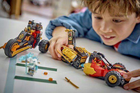 Jongen speelt met rode en gouden LEGO Ninjago voertuigen, 7+ jaar, 394 onderdelen.