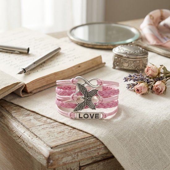 Roze gevlochten armband met vlinder- en infinity-bedeltjes, met het woord "LOVE".