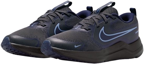 Paar donkerblauwe Nike Cosmic Runner sneakers met blauwe swoosh. De schoenen zijn van mesh met zwarte zolen.