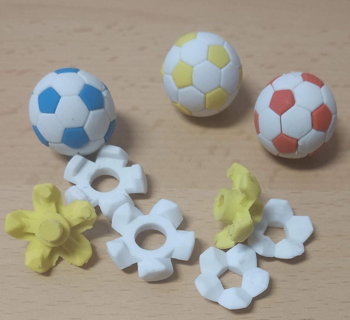 Gummetjes Voetbal - Gummen Puzzel - Potloodstreken Verbeteren - Puzzelfunctie - 24 mm - Wit Rood Geel Zwart