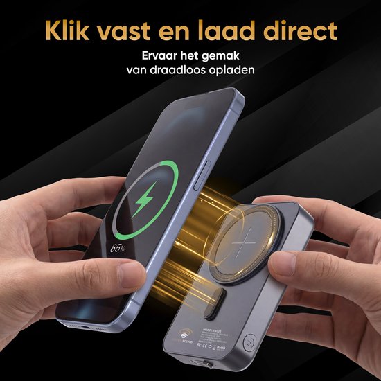 Handen koppelen een smartphone aan een magnetische zonnepaneel powerbank voor draadloos opladen.