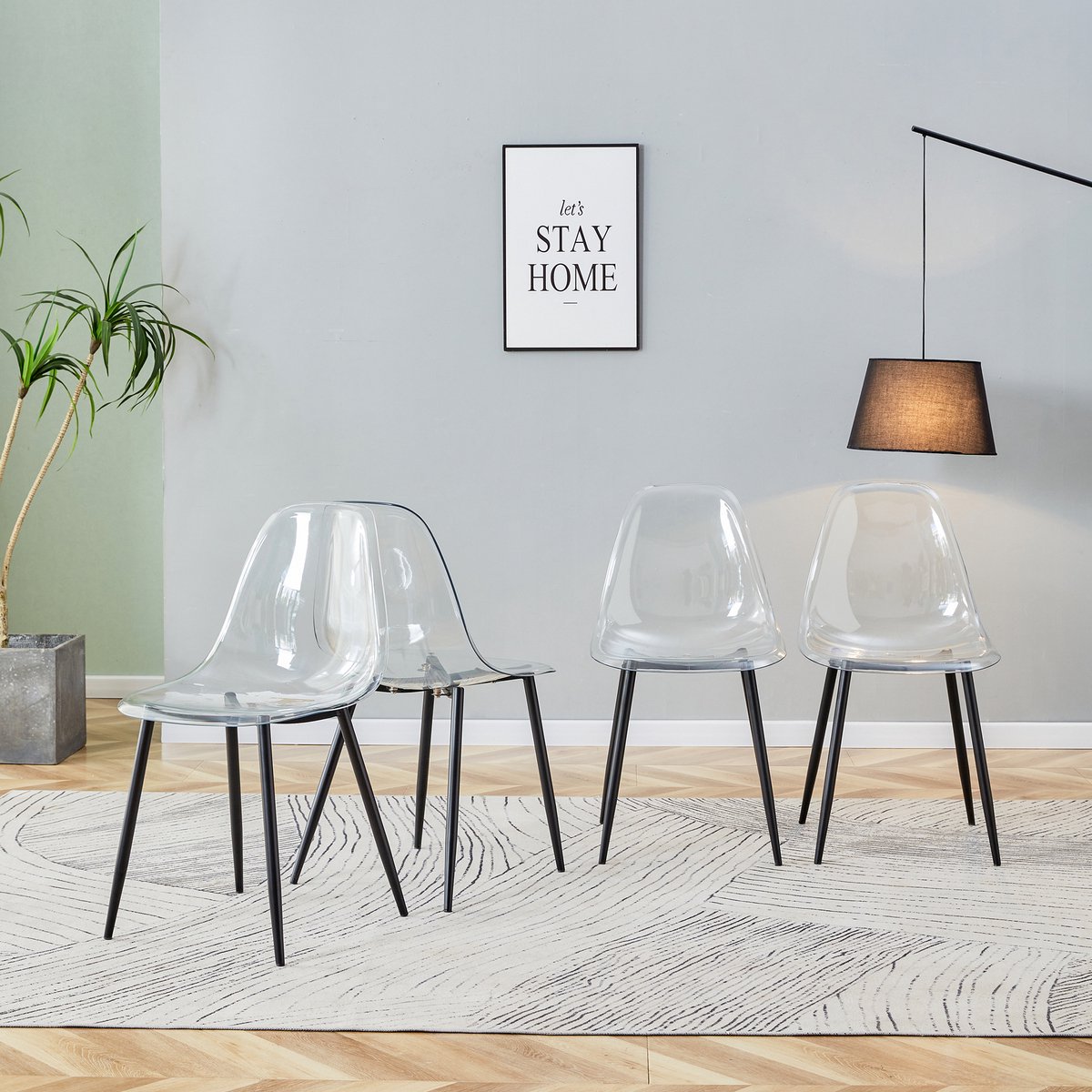 Set van 4 transparante kunststof eetkamerstoelen. Met zwarte metalen poten, stabiel en antislip, gemakkelijk schoon te maken. Geschikt voor moderne, minimalistische eetkamers, kantoren, enz.