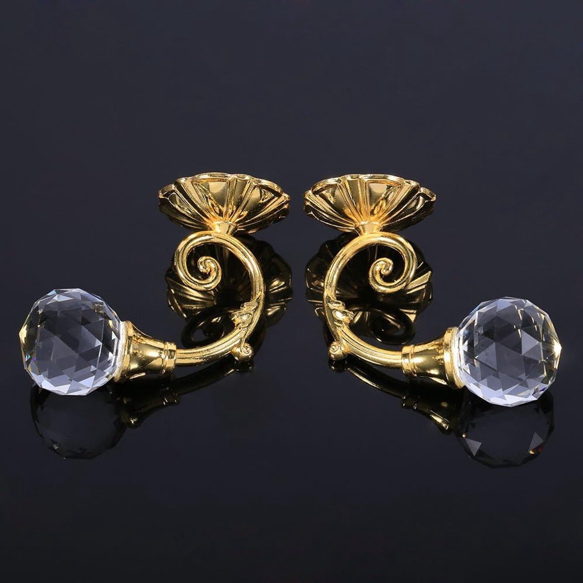 Elegante Crystal Pendants en Metalen Gordijnhouders voor Wand- en Raamdecoratie in Goud