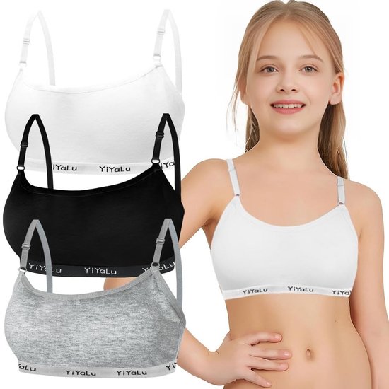 Pack van 3 meisjes sportbeha's in wit, zwart en grijs. Een meisje draagt de witte beha. Alle beha's hebben verstelbare bandjes en de tekst 'YiYaLu' op de band.