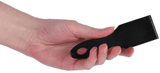 Hand die een zwarte nylon raclettespatel vasthoudt.