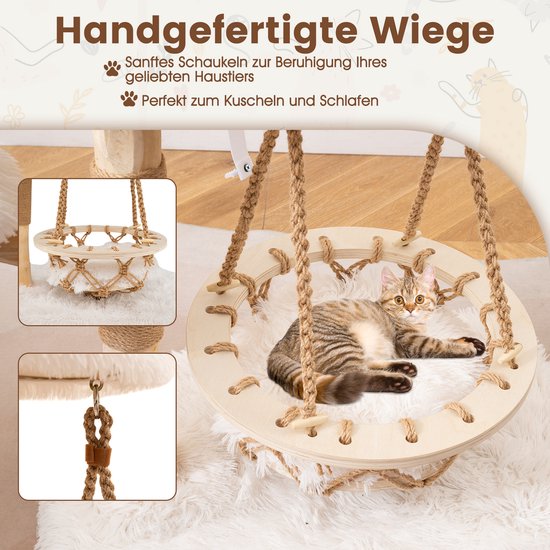 Handgemaakte kattenwieg met zacht wit pluche, aan touwen hangend, met een kat die erin ligt.