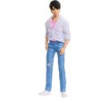 Jinu pop met roze zonnebril, wit geruit overhemd, roze T-shirt, gescheurde jeans en witte sneakers.
