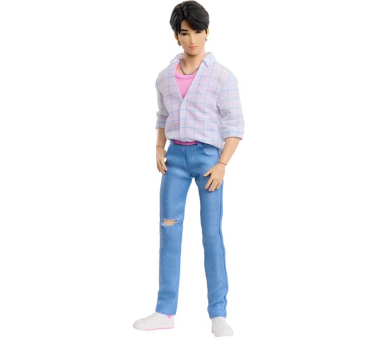 Jinu pop met roze zonnebril, wit geruit overhemd, roze T-shirt, gescheurde jeans en witte sneakers.