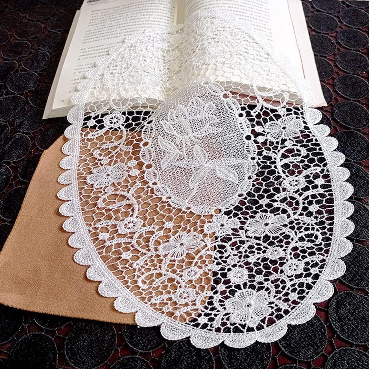 Set van 2 Kanten Tafelkleedjes en Coasters in Ronde Bloemvorm voor Eettafel en Keuken, Ideaal voor Bruiloften en Feesten, Wit 41 x 31 cm