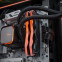 Gaming pc met MSI koeler, oranje verlicht RAM geheugen en een MSI moederbord. Dichtbij detailopname.