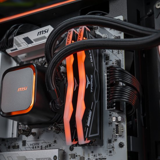 Gaming pc met MSI koeler, oranje verlicht RAM geheugen en een MSI moederbord. Dichtbij detailopname.