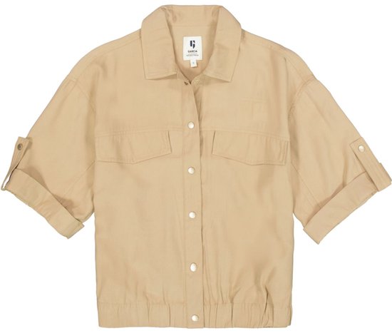 Beige Garcia dames zomerjas met opstaande kraag, korte mouwen en twee borstzakken.