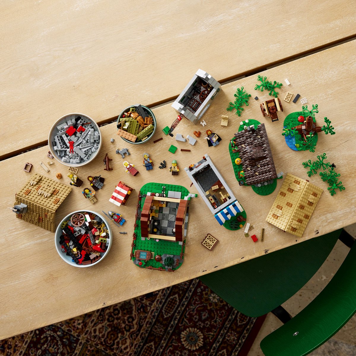 LEGO Icons Middeleeuws stadsplein - 10332 — afbeelding 11