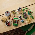 LEGO onderdelen en figuurtjes van het Middeleeuws stadsplein verspreid op een houten tafel.