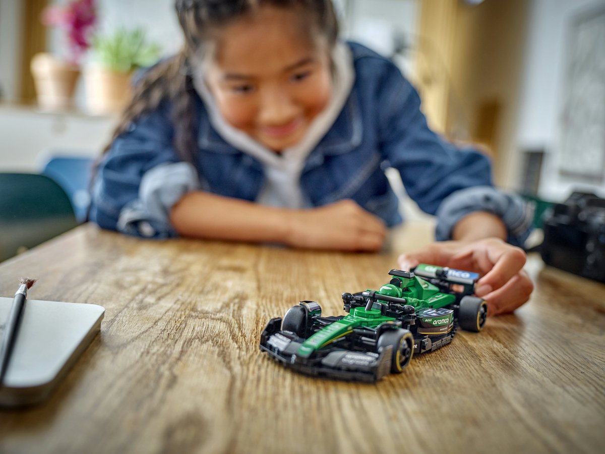 LEGO Speed Champions Aston Martin Aramco F1 AMR24 racewagen Set - 77245 — afbeelding 3