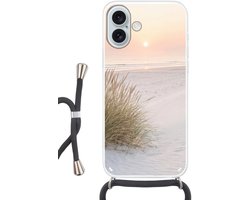 Telefoonhoesje Geschikt voor iPhone 16 Plus met koord - Horizon - Duinlandschap - Zand - Siliconen - Crossbody - Backcover met Koord - Telefoonhoesje met koord - Hoesje met touw Telefoonhoesje