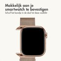 Rosegouden Apple Watch met Milanese bandje, met tekst 'Makkelijk aan je smartwatch te bevestigen Schuif het bandje in de sleuf tot deze vastklikt'.