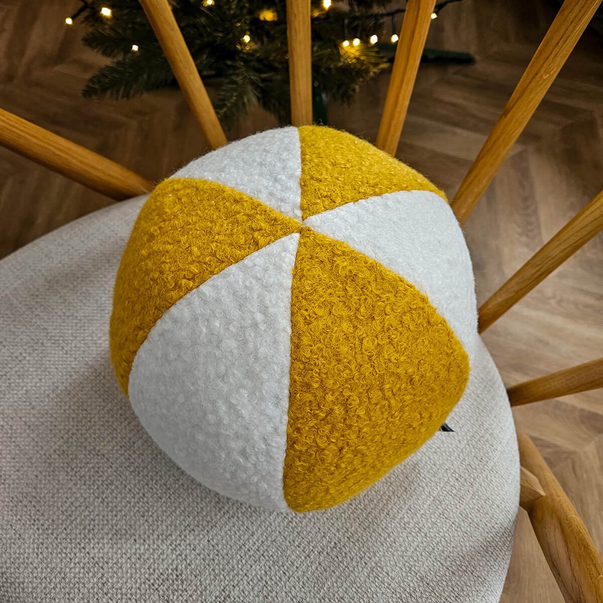 Decordruk SOFT LOOP - Kussen - Biało - Musztardowa Kula - 30 cm