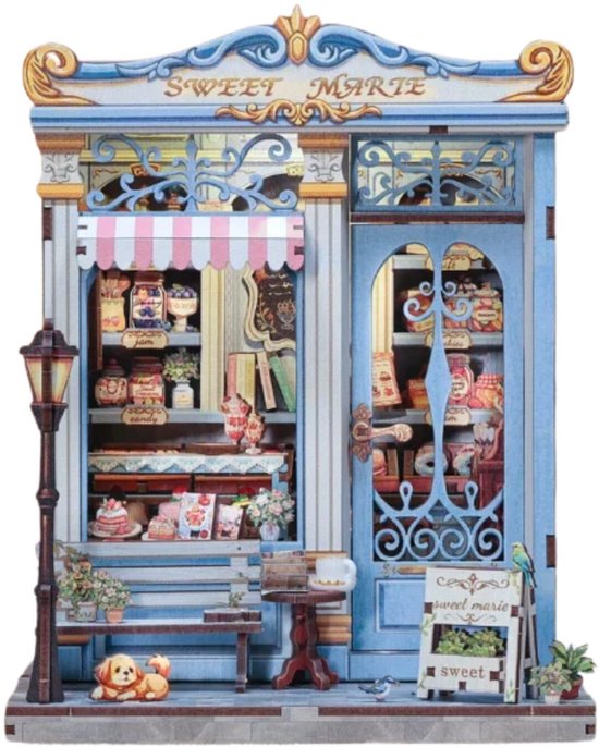 Model van een blauwe patisserie "Sweet Marie" op een witte achtergrond, met gedetailleerde etalages, lekkernijen en decoratie.