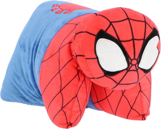 Spiderman knuffel in rode en blauwe kleuren. De knuffel ligt op zijn buik met de kenmerkende Spiderman gezicht en spinnenwebben.
