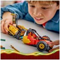 Jongen speelt met rode en gouden LEGO Ninjago voertuigen, leeftijd 7+.