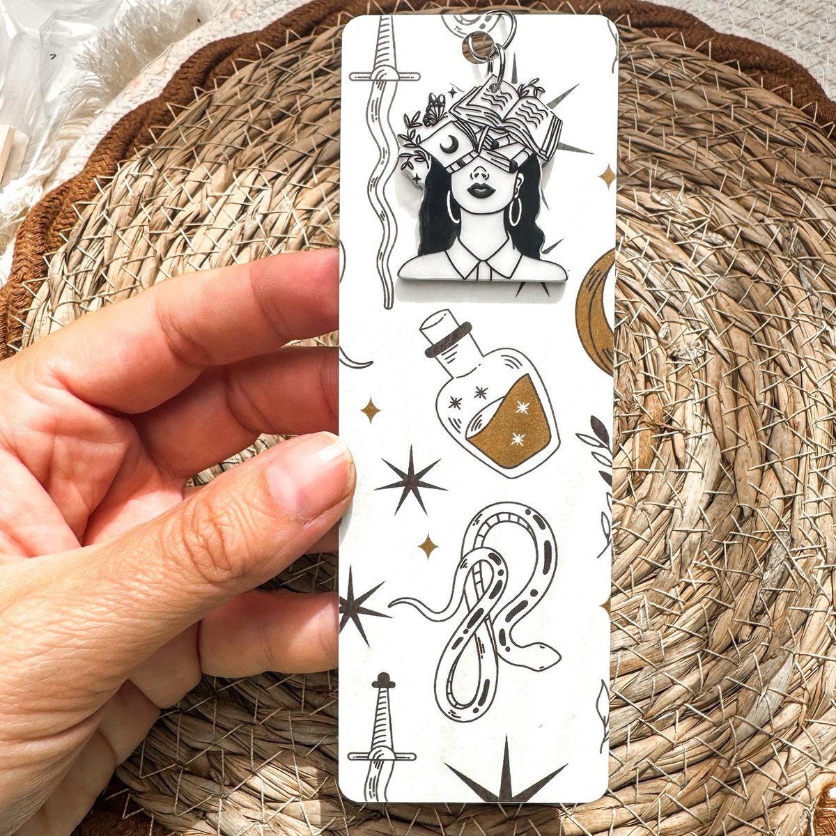 Nook & Note - Mystieke Boekenlegger met Boek Bedeltje - Gelamineerd - Fantasy & Dark Academia - 5 x 15 cm