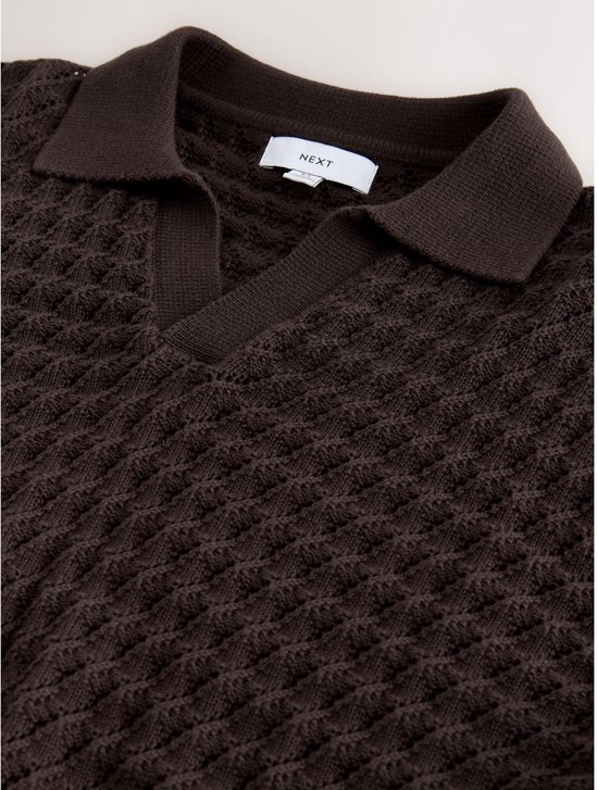 Bruin gebreid poloshirt met visgraatpatroon en label.