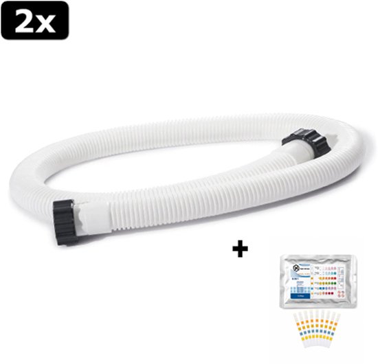 Twee witte flexibele zwembadslangen met zwarte koppelingen, met teststrips.
