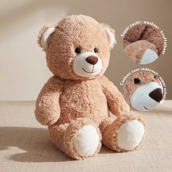 Bruine teddybeer met zachte vacht en witte poten. Inset toont tekst: "Super zacht - wasbaar - knuffelbaar" en "Cadeau voor iedereen - super schattig".