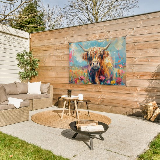 Tuinposter 120x80 cm - Tuindecoratie Schotse hooglander - Natuur - Kleurrijk - Bloemen - Poster voor in de tuin - Buiten decoratie - Schutting tuinschilderij - Tuindoek muurdecoratie - Wanddecoratie balkondoek