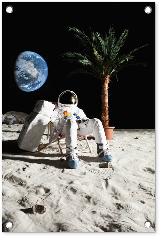 Tuinposter 40x60 cm - Tuindecoratie Astronaut - Maan - Palmboom - Ligstoel - Poster voor in de tuin - Buiten decoratie - Schutting tuinschilderij - Tuindoek muurdecoratie - Wanddecoratie balkondoek