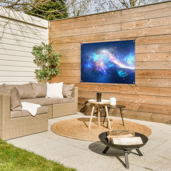 Tuinposter 90x60 cm - Tuindecoratie Heelal - Blauw - Sterren - Poster voor in de tuin - Buiten decoratie - Schutting tuinschilderij - Tuindoek muurdecoratie - Wanddecoratie balkondoek